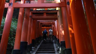 Ginkaku-ji, Fushimi Inari Taisha und Fushimi Inari Sembon Torii (Thousand Torii Gates) in Kyoto. Ü